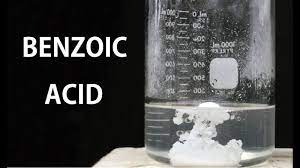 Tính chất vật lí tiêu biểu của axit benzoic là gì?